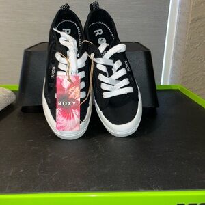 Roxy Classic Black and White Canvas Shoes shore break lace up 6 1/2
